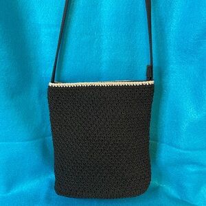 👝Liz Claiborne Villager Crochet Small Crochet Crossbody Bag. Black and Beige.👝